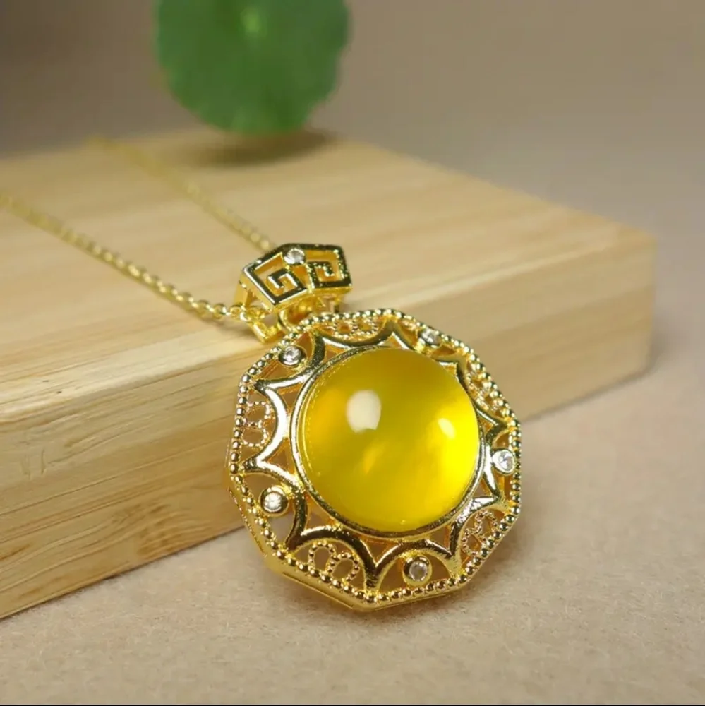 Elegant Yellow  Fashion Round Pendant Necklace.